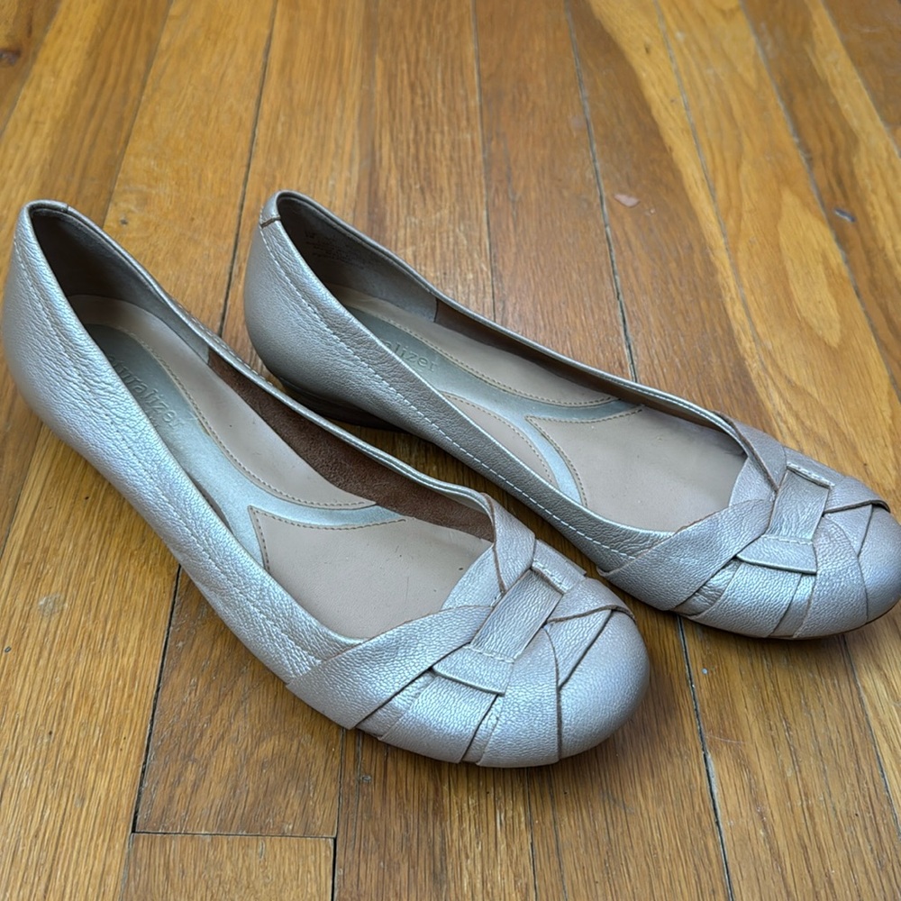 Naturalizer N5 comfort flats

Goldish cream leather

Size 8